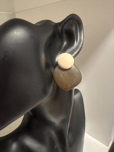 Kleine houten licht en donkerbruine oorstekers | | Make up | Parfum | Moederdag | Verjaardagscadeau| Cadeautje| Valentijnsdag| Kado | sieraden | vaderdag | oorbellen | oorsieraden