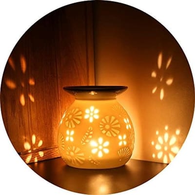 PolkaHome Aromalamp Keramiek Wit met Kaarslepel Geurverspreider - Handgemaakte Holle Bloemenpatroon - Geschikt voor Lavendel, Roos en Lelijke Geuren - Ideaal voor Thuis, Kantoor en Yoga