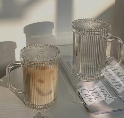 Theeglazen, koffiekopjes met handvat, deksel, klassieke verticale strepen, glazen bekers voor latte macchiato, cappuccino, thee, ijs, melk, warme en koude dranken