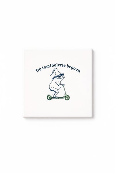 Grappige Kikker Scooter Tegel – “Op Foolerie Begaan” Minimalistisch Kikker Design – Humoristische Keramische Decoratieve Tegel Cadeau