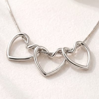 Lundholm My Luv Ketting Dames Zilverkleurig – Premium Stainless Steel – Drie Hartjes Ketting – Liefde Sieraad voor Haar – Hartjes Ketting 40 + 5 cm – Inclusief Luxe Geschenkverpakking