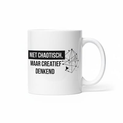 Creatieve Tekst Mok 330 ml – “Niet Chaotisch, Maar Creatief Denkend” Koffie- & Theemok Cadeau