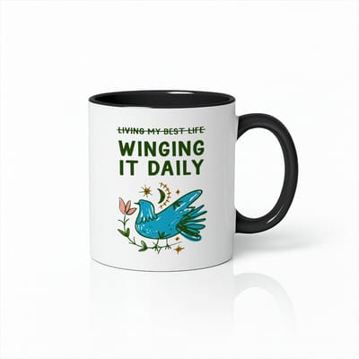 “Winging It Daily” Wit-Zwarte Mok – Schattige Blauwe Vogel Illustratie & Grappige Levensquote – 330 ml Koffiebeker