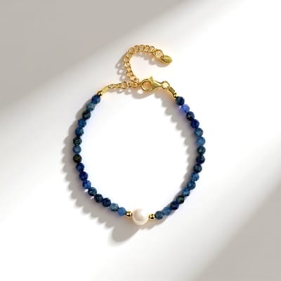 Cavill - Zilveren armband met witte zoetwater parel 9x7 mm en blauwe saffieren 925 sterling zilver verguld - Verstelbare luxe dames armband elegant
