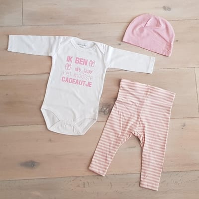 Baby cadeau geboorte 3delig kledingset pasgeboren meisje | maat 62-68 | roze mutsje roze broekje streep en witte romper lange mouw met tekst roze ik ben dit jaar het mooiste cadeautje cadeau eerste Moederdag liefste mama Vaderdag papa