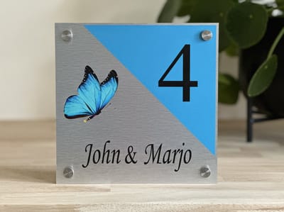 Naambordje / huisnummer voordeur | blauwe vlinder | rvs look | 20x20cm | rvs afstandhouders