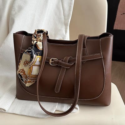 Dagelijks woon-werkverkeer en tas met grote capaciteit voor vrouwen in de zomer. Eenvoudige en modieuze tote bag, nichemode schoudertas. gray
