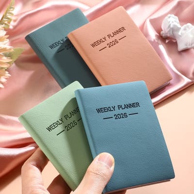 Een set dagplanners op A7-formaat Geschikt voor 2026, met een full-color PU-cover en 60 pagina's (120 pagina's) van een smalle weekkalender.