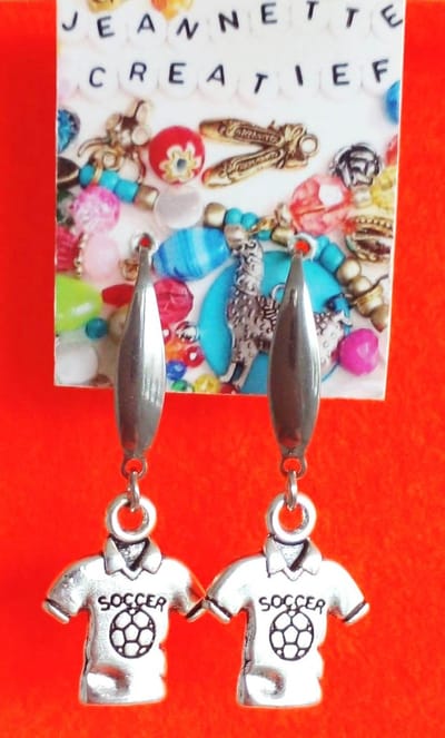 Jeannette-Creatief® - Voetbal - T-shirt - Oorhangers - Oorbellen Dames - Oorbellen Meisjes - Oorbellen zilverkleurig - zilverkleurige Oorbellen - Zilverkleurige RVS Oorhaakjes - T-shirt Hanger - Oranje shirt - Voetbal