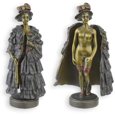 Bronzen beeld - Naakte vrouw met bontjas - sculptuur - 17 cm hoog
