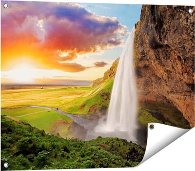 Gards Tuinposter Waterval in IJsland met Zonsondergang - 80x60 cm - Tuindoek - Tuindecoratie - Wanddecoratie buiten - Tuinschilderij