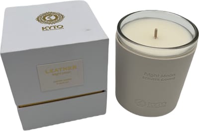 Kyto Geurkaars in glas, cadeauset voor mannen en vrouwen - 40 uur brandduur, ontspanningscadeau en woondecoratie met edele vegan lederen hoes, geur: vanille amandel cederhout bergamot (Bright Moon)