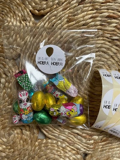 25 Uitdeelzakjes / Traktatie zakjes + 25 Stickers Er is er een jarig hoera hoera! - Wit - Zwart - Goud ballon | School traktaties - Cellofaan zakjes - Transparant - Uitdelen | Peuterspeelzaal - Kinderopvang - Bedrijf | DH collection
