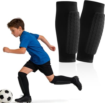 Ademende en Lichtgewicht Voetbalscheenbeschermers met Antislip Stripes en Impactbescherming voor Kinderen, Ideaal voor Jongens en Meisjes, Kalfbescherming (Zwart, XS)