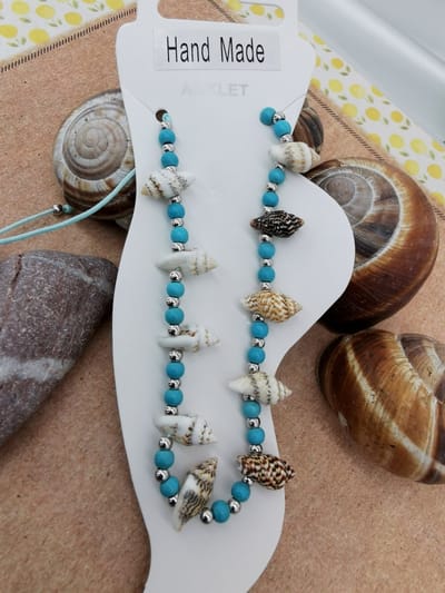 - Enkelbandje - Zomer - Ibiza style - met turquoise edelsteen kralen, geribde fuik Horn schelp, turquoise kleur touw.