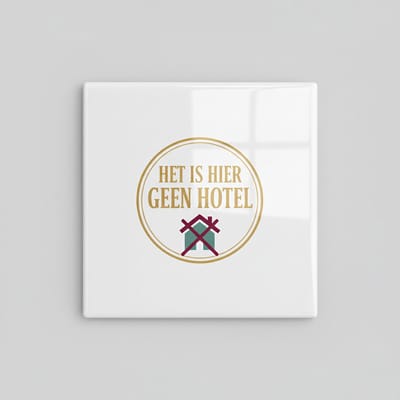 Het Is Hier Geen Hotel Tegel – Grappige Huisregel Wanddecoratie – Keramische Tegel 15 × 15 cm