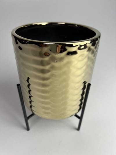 Gouden bloempot met standaard
