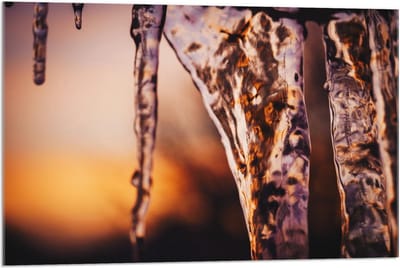 Acrylglas - Vallend Water met Oranje Gloed - 90x60cm Foto op Acrylglas (Met Ophangsysteem)