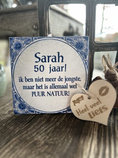 Creaties van Hier - Tegeltje Sarah met houten hartje - 15 cm – Keramiek