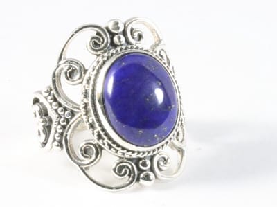 Opengewerkte zilveren ring met lapis lazuli - maat 17