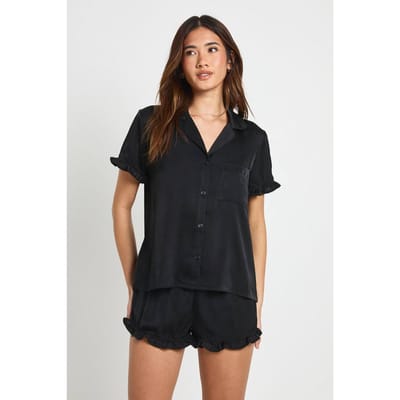 boohoo Dames Satijnen Pyjama Set met Ruches Detail - Korte Mouwen Shirt & Korte Broek | Zwart | Maat: 40