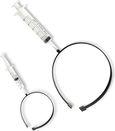 Injectienaald door hoofd