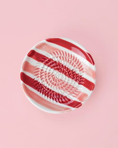 Rasp Bordje Roze Rood Gestreept - Rasp Schaaltje - Knoflook Rasp - Gember Rasp -Chocolade - Kookliefhebber - Amber Blokjes - Fairtrade - Handmade - Keramisch - Raspen - Schaven - Vegan - Vintage