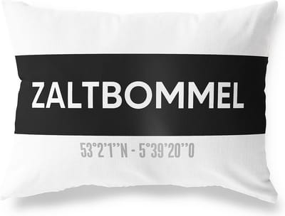 Tuinkussen ZALTBOMMEL - GELDERLAND met coördinaten - Buitenkussen - Bootkussen - Weerbestendig - Jouw Plaats - Studio216 - Modern - Zwart-Wit - 50x30cm