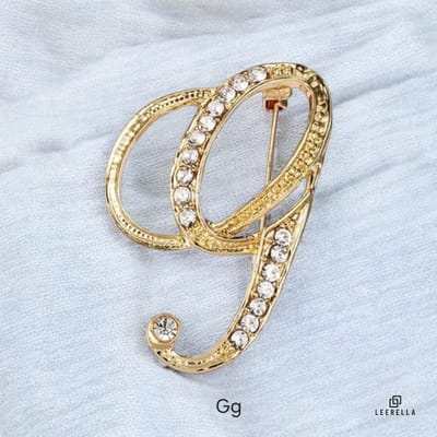 Luxe Strass | G | Letter Broche Goudkleurig met Zirconia Steentjes – Unisex Cursieve Initialen Pin Diverse Maten Voor Heren & Dames