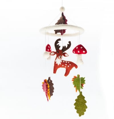 Mobiel Hert in Herfstbos - 19x50cm - Vilten Figuren - Sjaal met Verhaal - Fairtrade - Decoratie voor boven Bed, Box of als Babykamer Accessoire