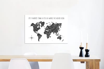 Aluminium schilderij 90x60 cm - Wanddecoratie metaal - Wereldkaart - Zwart - Wit - Quote - Metalen muurdecoratie woonkamer - Decoratie industrieel - Foto op dibond - Industriële accessoires slaapkamer