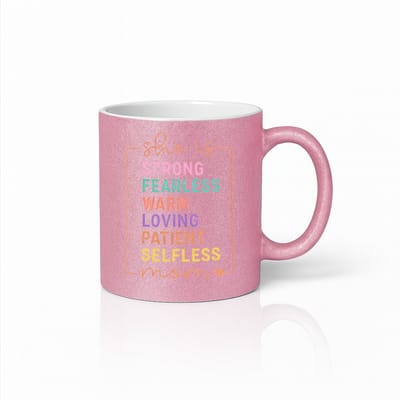 She Is Strong Fearless Warm Loving Mom Koffiemok - Inspirerend Moederdag Cadeau - Roze - 330 ml