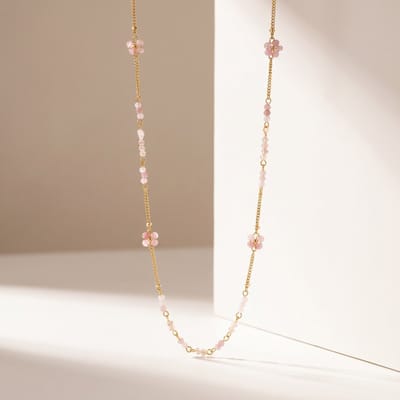 Lundholm Dahlia Lange Ketting Dames Roze – Premium Stainless Steel Jewellery Ketting Dames Goudkleurig – 95 + 5 cm Verstelbare Ketting met Roze Kralen en Bloemdetails – Lange Ketting – Scandinavisch Design – Luxe Cadeau voor Haar
