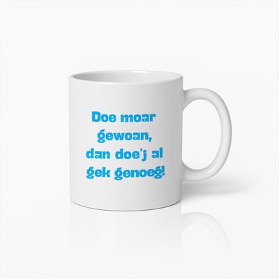 Grappige Nederlandse Spreuk Mok 330ml – “Doe moar gewoan, dan doe’j al gek genoeg!” – Humoristische Dialect Koffiebeker – Perfect Cadeau voor Lachen & Gezelligheid