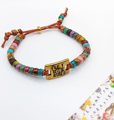 Jeannette-Creatief® - Beach - Armband Leer Matubo Rembrandt meets Picasso - Dames Armband - Peace - Leren Armband - Armband met schuifknoop - Matubo beads - Armband met Tekst - Kralen - Festival - Boho - Beach - Ibiza - Bohemien - Eclectische Armband