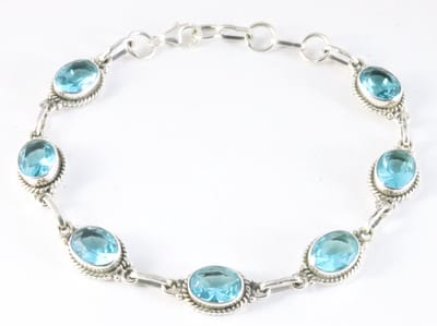 Bewerkte zilveren armband met blauwe topaas