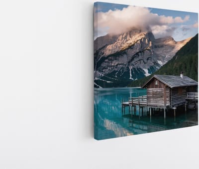Saammp Canvas Schilderij - Landschap - Huis tussen de bergen - Natuur - 20x20 - Foto op canvas - Wanddecoratie - Muurdecoratie Woonkamer - Slaapkamer decoratie - Canvas Print