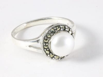 Fijne ronde zilveren ring met parel en marcasiet - maat 16.5