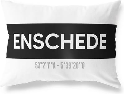 Tuinkussen ENSCHEDE - OVERIJSSEL met coördinaten - Buitenkussen - Bootkussen - Weerbestendig - Jouw Plaats - Studio216 - Modern - Zwart-Wit - 50x30cm