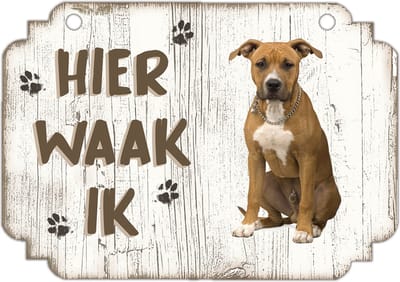 Hier Waak Ik: American Staffordshire Terrier | Waakbord | Spreukenbord | Hondenras | Hond | Betreden op eigen risico | Pas Op Voor De Hond | Deurbordjes | Bewaker Van Dit Huis