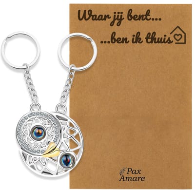 Koppel Sleutelhanger voor 2 'Waar jij bent, ben ik thuis' - Rondjes ILY IN 100 TALEN - Sleutelhanger set op Cadeau Kaartje - Zilverkleurig - Persoonlijke Hanger - Pax Amare