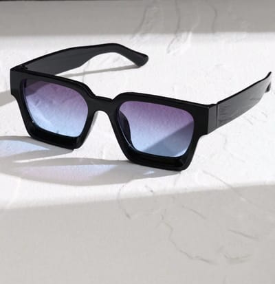 Zwart Strakke Zonnebril Met Paars/Blauwe Glazen – Strak & Casual Design – Comfortabel – Breed Frame