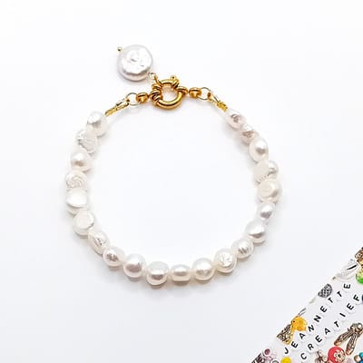 Jeannette-Creatief® - Zoetwaterparels - Zoetwaterparelarmband Nugget met Bedel Parel Coin Boeislot RVS Goud - Parelarmband - Armband met Bedel - Armband Parels - Bedel Parel - Zoetwaterparelarmband - Parel Sieraden - Parel Armband - Moederdag