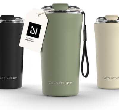 LARS NYSØM Rørelse Thermo Coffee Mug-to-go 500ml - BPA-vrij met Isolatie - Met Draagriem & Tritan Deksel (Sage Green)