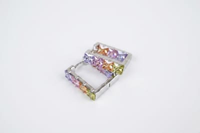 Dames Vierkante Oorringen met Kleurrijke Steentjes – Pastel Regenboog Design – Speels en Stijlvol Sieraad