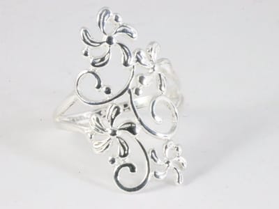 Fijne langwerpige zilveren ring met bloemen - maat 18