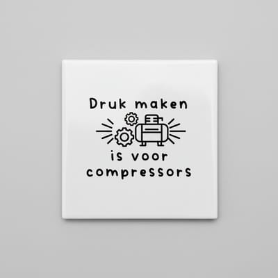 Druk Maken Is Voor Compressors Grappige Tekst Decoratieve Tegel 15×15 cm – Motiverende Wandtegel voor Huis, Kantoor & Werkplaats Decor