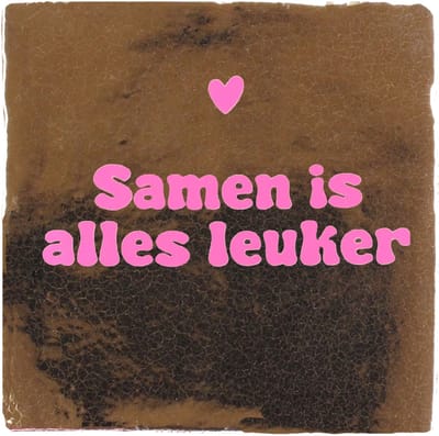 Snoes Luxe Spreuktegel – Samen is alles leuker – Glanzend Goud met Roze – Handgemaakt Keramiek 10x10 cm – Exclusief Woonaccessoire – Cadeau Jubileum – Glamour Interieur Decoratie
