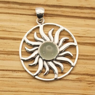 Zilveren hanger zonnestralen met steen light Sky Blue Chalcedony - sterling zilveren hanger van zon met zonnenstrelen - hangertje voor aan halsketting zonnetje - prachtige 925 zilveren kettinghanger van een zon - cadeau tip vrouwen
