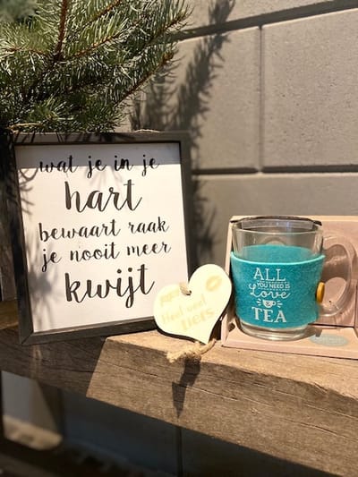 Cadeaupakket Liefde inclusief houten hartje liefs - Tekstschilderijtje wat je in je hartje bewaart raak je nooit meer kwijt - theeglas